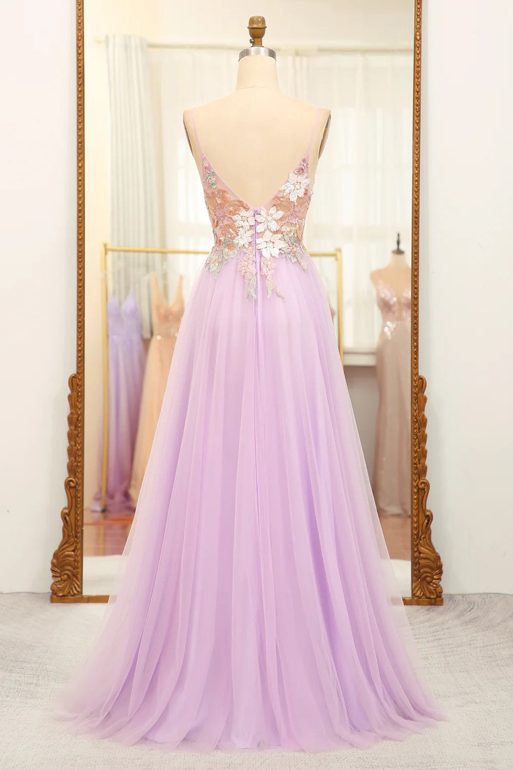 Robe de bal longue lilas pailletée à bretelles spaghetti et fleurs
